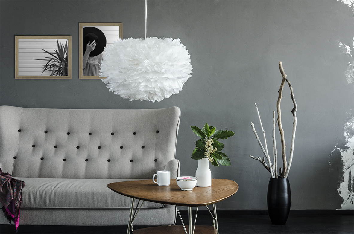 Lustre plume blanche avec LED et oiseaux suspendus • Luminaires Tendance