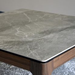 table basse avec plateau en céramique effet marbre