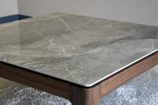 table basse avec plateau en céramique effet marbre