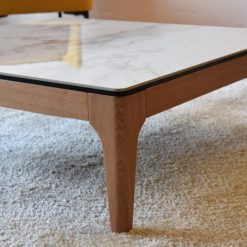 détail table céramique blanche +piétement chêne