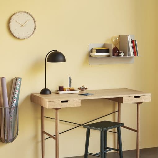 Etagère murale en métal au dessus d'un bureau