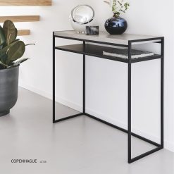 Cette console en métal noir est idéale pour meubler une entrée. Sa profondeur de 30 cm et sa longueur de 85 cm vous permettra de la placer dans tous les petits espaces. Son double plateau est un atout supplémentaire. Les finitions du plateau chêne naturel ou béton ciré lui donne un style industriel très tendance.