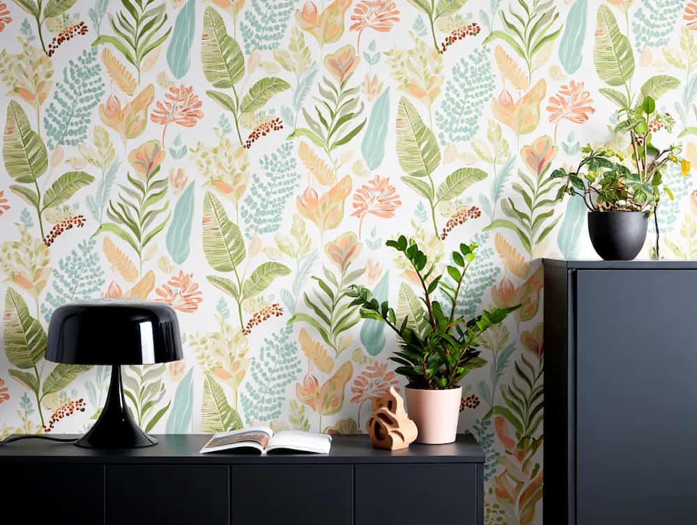 papier peint à motif floral dans une chambre