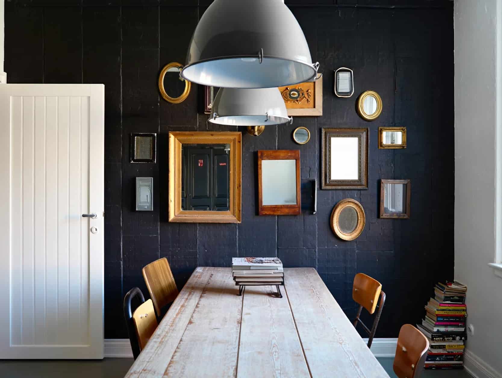 vieux tableaux vides en composition murale
