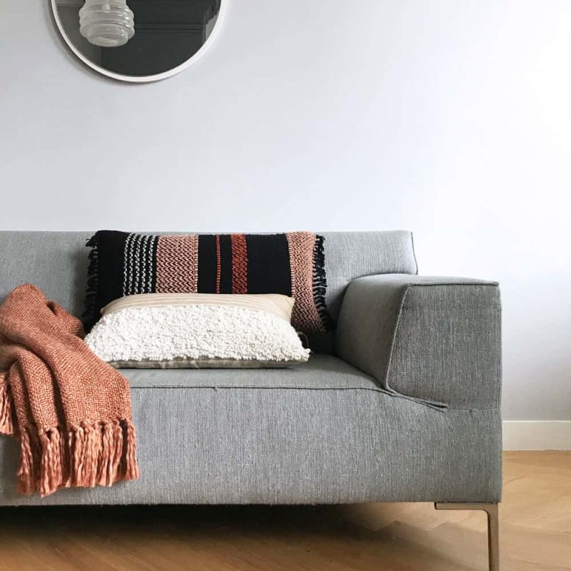 coussin déco berbère sur canapé