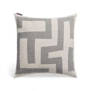 Coussin géométrique labyrinthe en coton gris et écru pour canapé en 50 x 50 cm