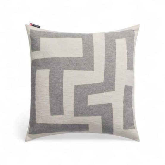 Coussin géométrique labyrinthe en coton gris et écru pour canapé en 50 x 50 cm