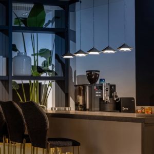 Rampe-de-spots-led-reglables-en-hauteur-au-dessus-d-un-comptoir