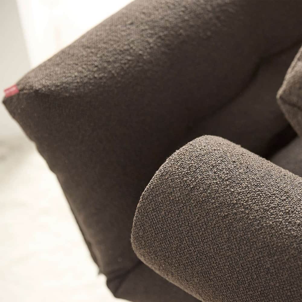 Gros plan sur le revêtement en tissu bouclé brun texturé du daybed Rollo.