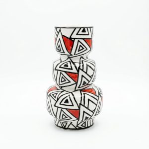 Vase style ethnique blanc, noir et rouge en porcelaine