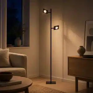 Lampadaire double spots Jack ETH éclairant un salon moderne avec des tons chauds.