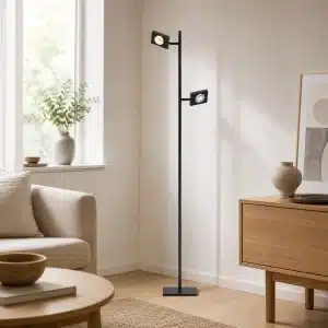 Lampadaire moderne à deux spots dans un salon lumineux et élégant.