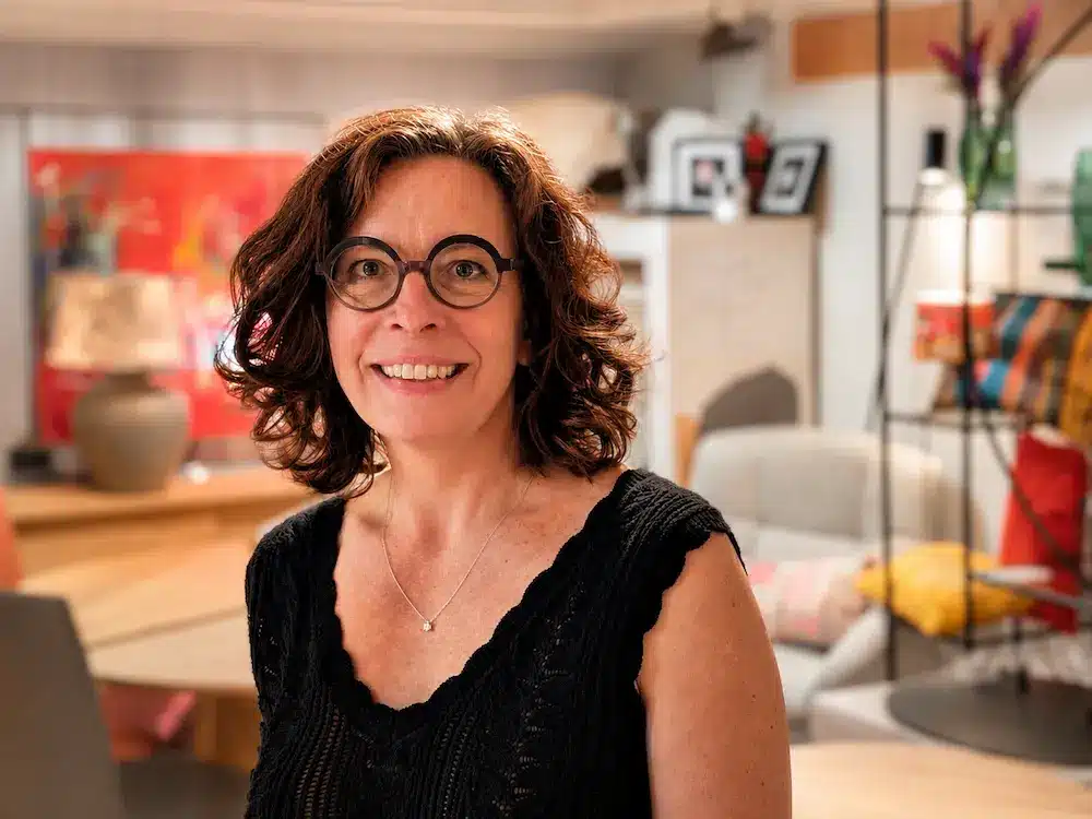Anita Tonnellier dans la boutique Le Cèdre à Quimper