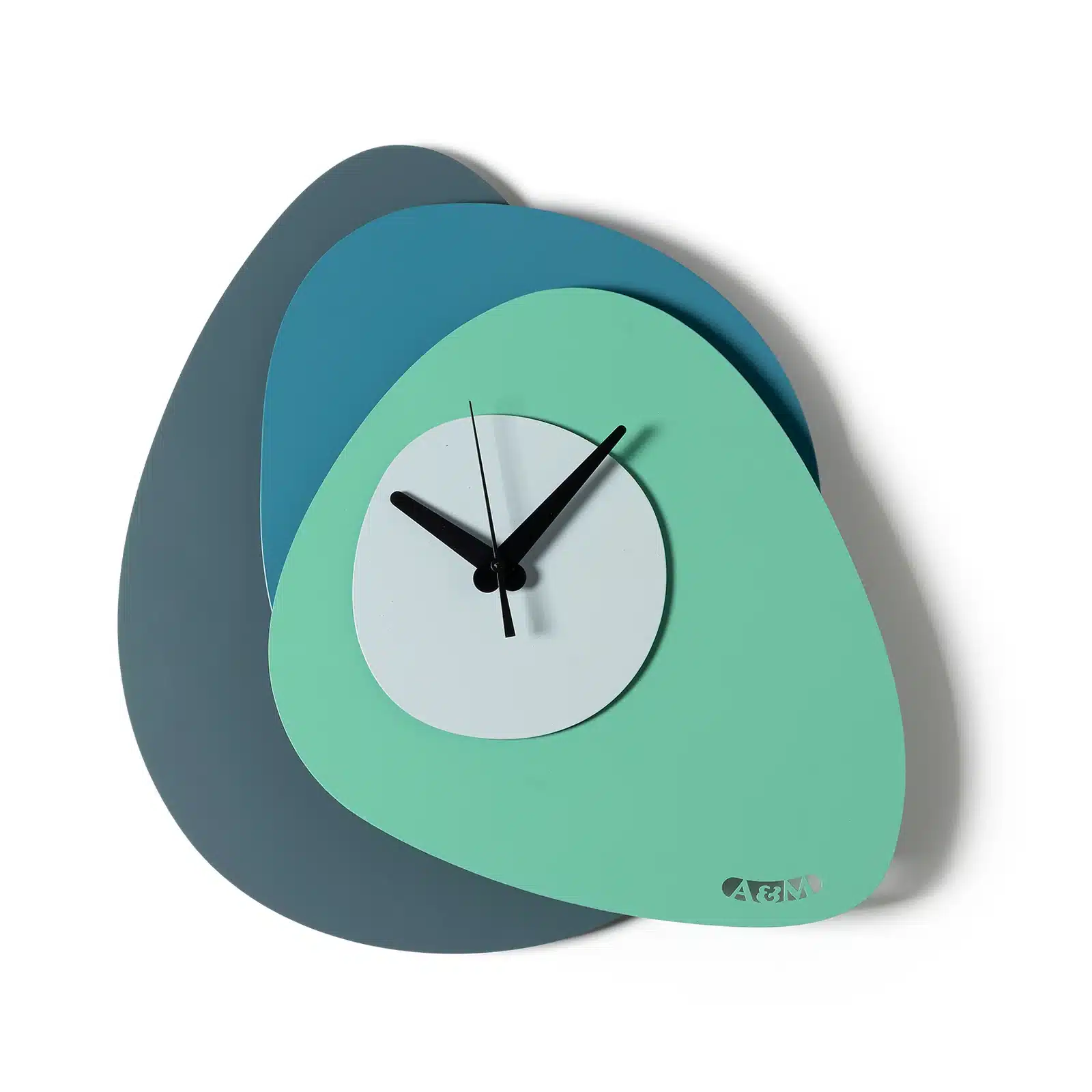 Horloge murale design Grease en fer, plaques superposées bleu pétrole, bleu canard et vert amande