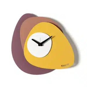 Horloge murale design Grease en fer, plaques superposées prune, terracotta et moutarde