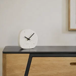 Horloge à poser organique de petite taille en ciment blanc