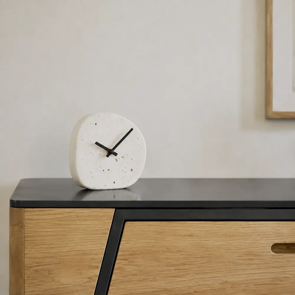 Horloge à poser organique de petite taille en ciment blanc