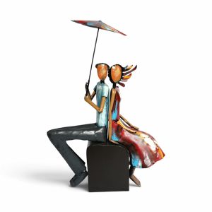 statuette en métal décorative intérieur couple au parapluie