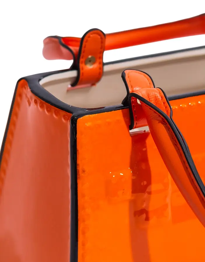 detail-du-vase-en-ceramique-rouge-original