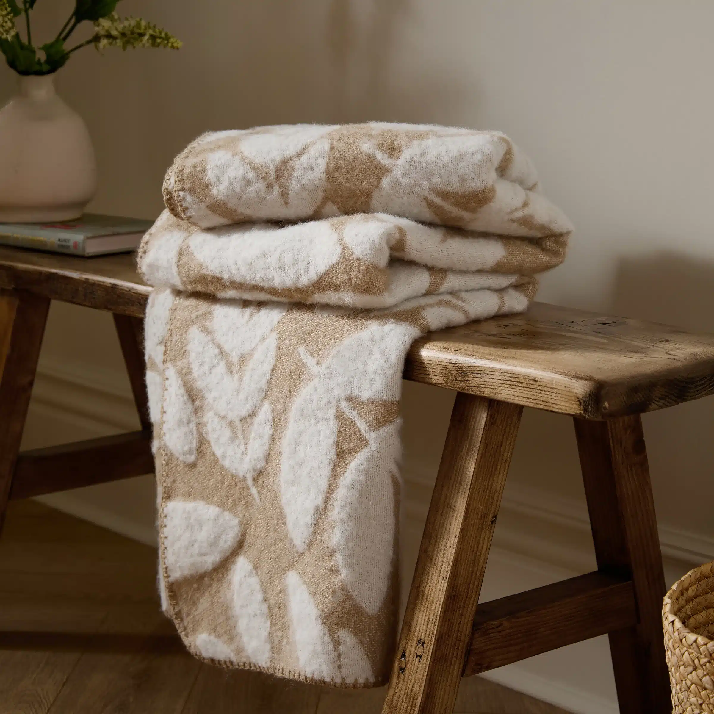 plaid-motif-feuillage-beige-et-ecru