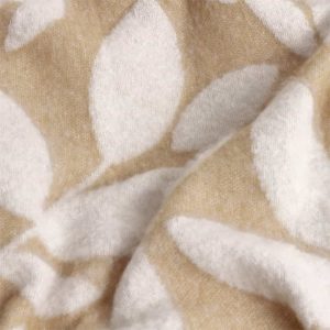plaid-motif-feuillage-beige-zoom