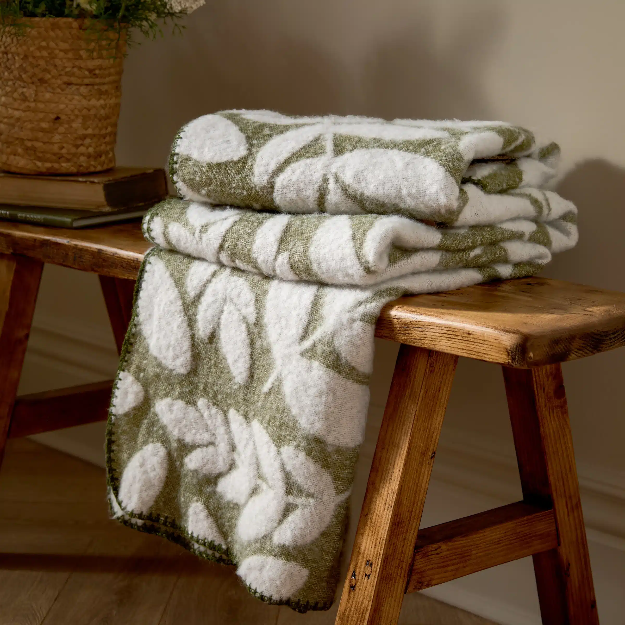 plaid-motif-feuillage-vert-et-ecru